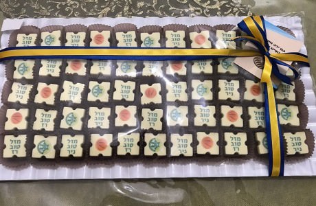מגש 50 יחידות פרלינים ממותגים מגש 50 יחידות פרלינים ממותגים