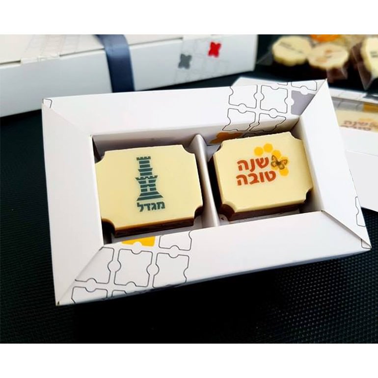 זוג פרלינים ממותגים באריזה אישית זוג פרלינים ממותגים באריזה אישית