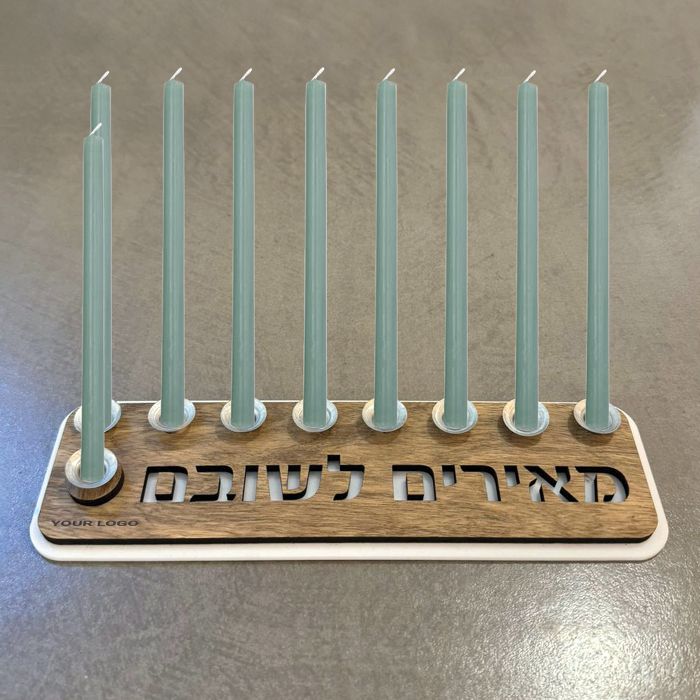חנוכיה עץ בחיתוך "מאירים לשובם" חנוכיה עץ בחיתוך "מאירים לשובם"